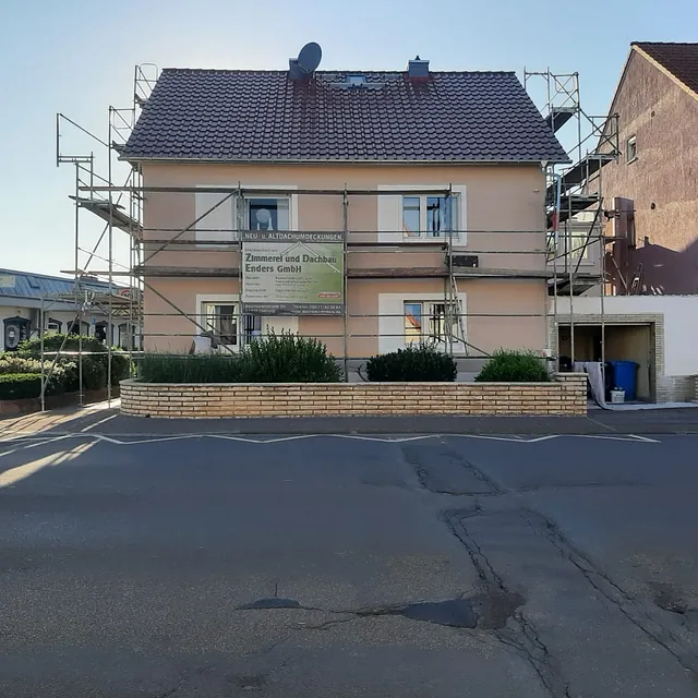 Hell gestrichenes Haus mit aufgebautem Gerüst